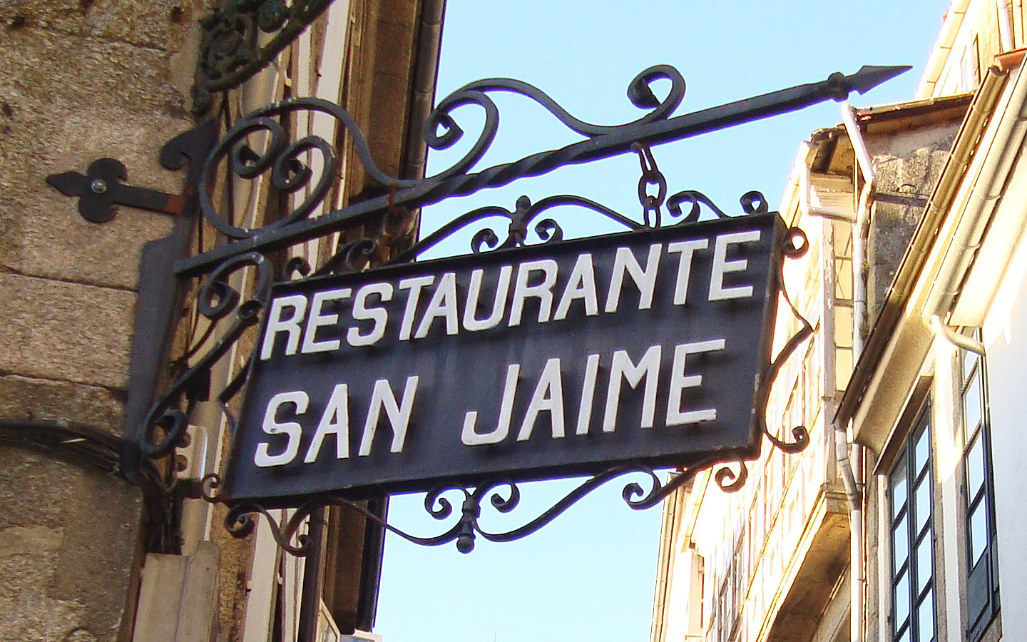 In this sign you can appreciate how the letters protrude from the surface creating a three-dimensional appearance with their shadows.